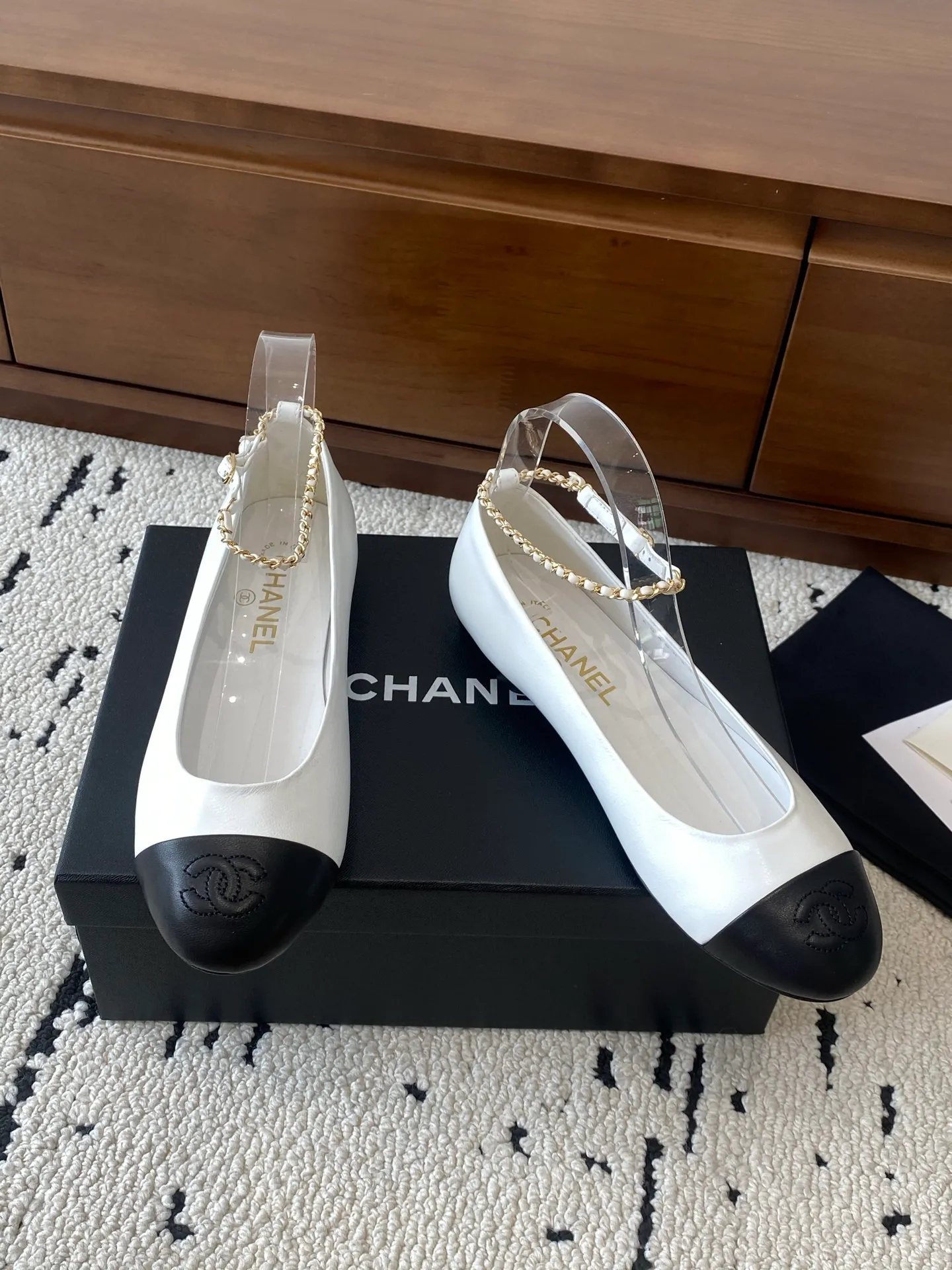 👟👟Ex-factory price 580👟👟 🍀CHANEL2025 new autumn and winter model, Mary Jane leather Chanel Xiaoxiang C home flat classic metal chain shoes Comfortable Mary Jane shoes Catwalk advanced ready-to-wear customization, simple yet sweet and playful Solid color fabric is refreshing and easy to wear Buckle design shoes are more heeling Upper: Customized sheepskin Inner foot pad: sheepskin Sole: Italian leather sole Size: 35-40 (40 customization is non-refundable) 👉 👉 Buy now👉 Buy now👉